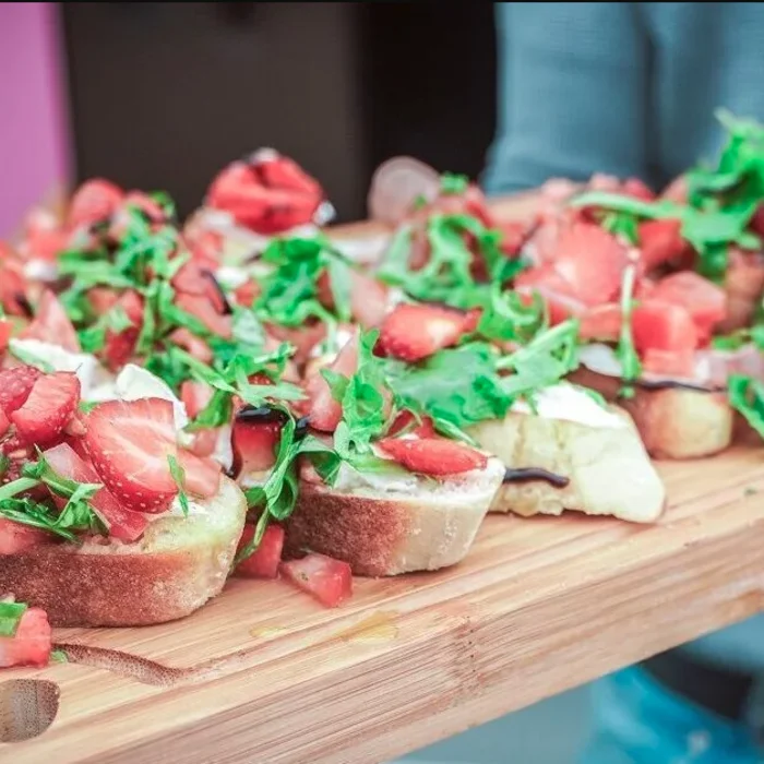 Panzanella met tomaat, aardbei, rucola, rode ui en burrata