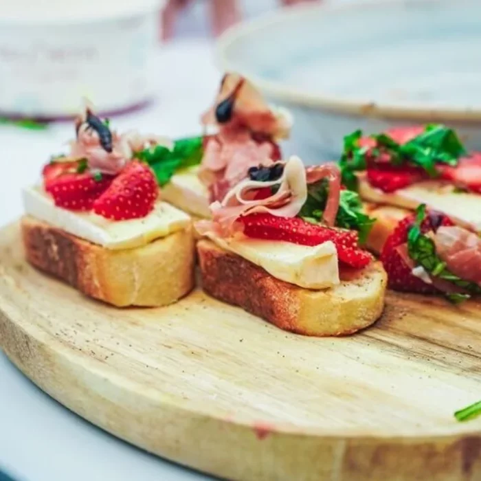 Bruscetta met brie, basilicum, ham, aardbei, balsamico en zwarte peper