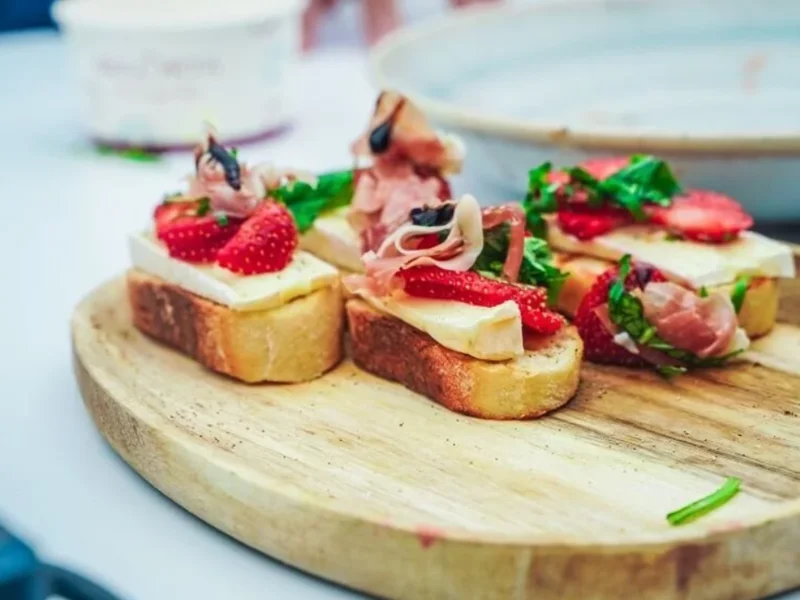 Bruscetta met brie, basilicum, ham, aardbei, balsamico en zwarte peper
