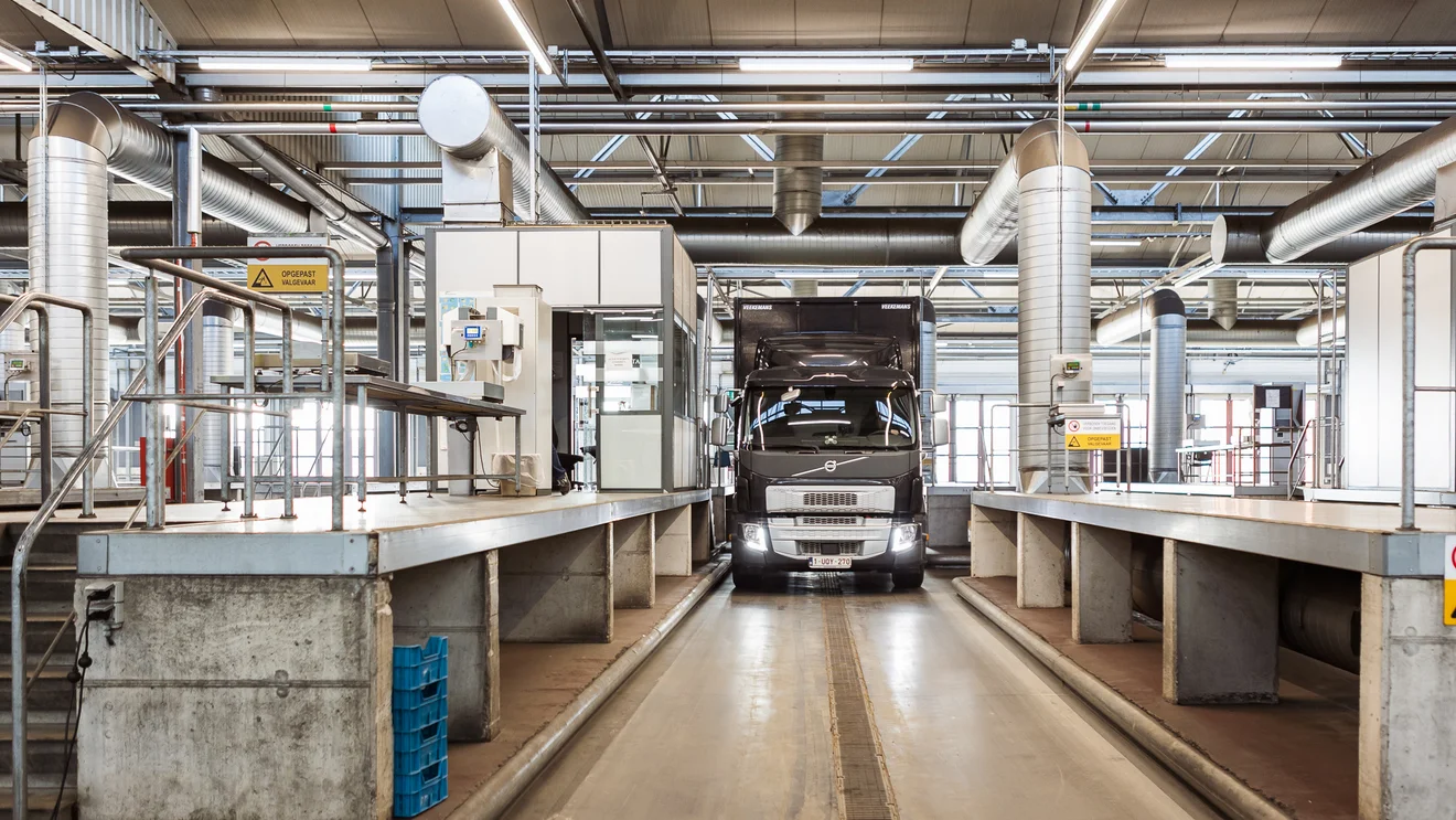Vrachtwagen rijdt keuring binnen